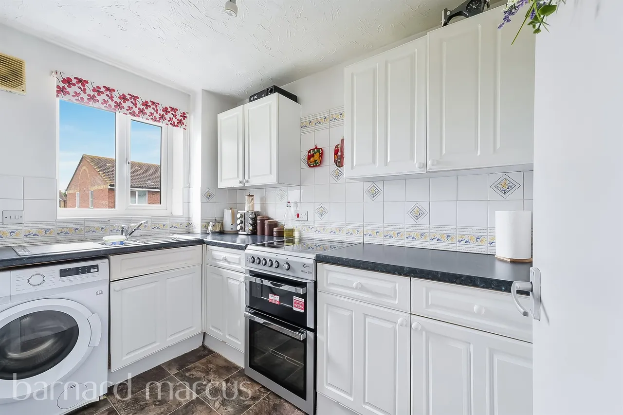 Redford Close, Feltham, TW13, photo 3