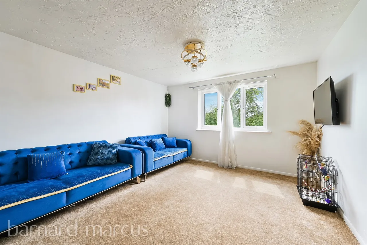 Redford Close, Feltham, TW13, photo 6