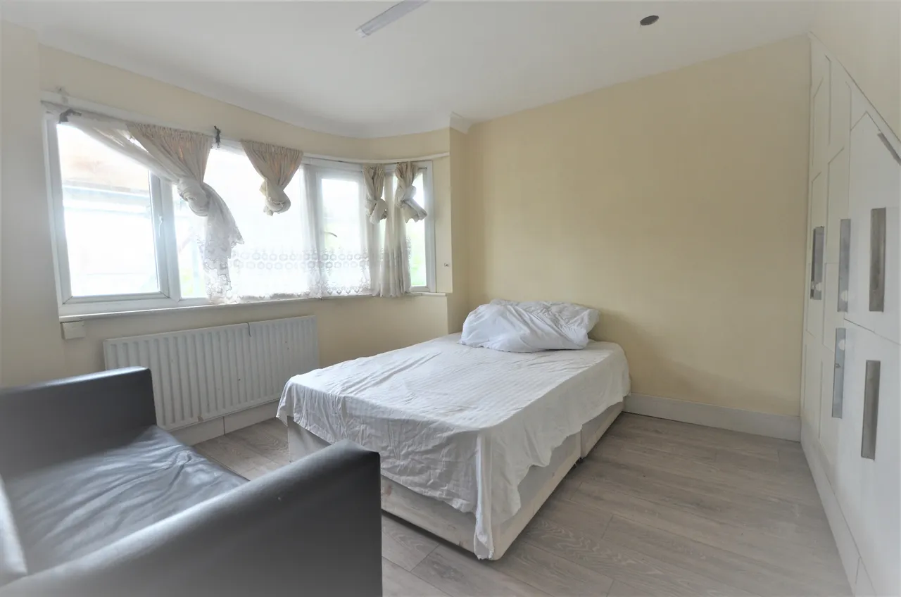Fullwell Avenue, IG5 0RA, photo 3