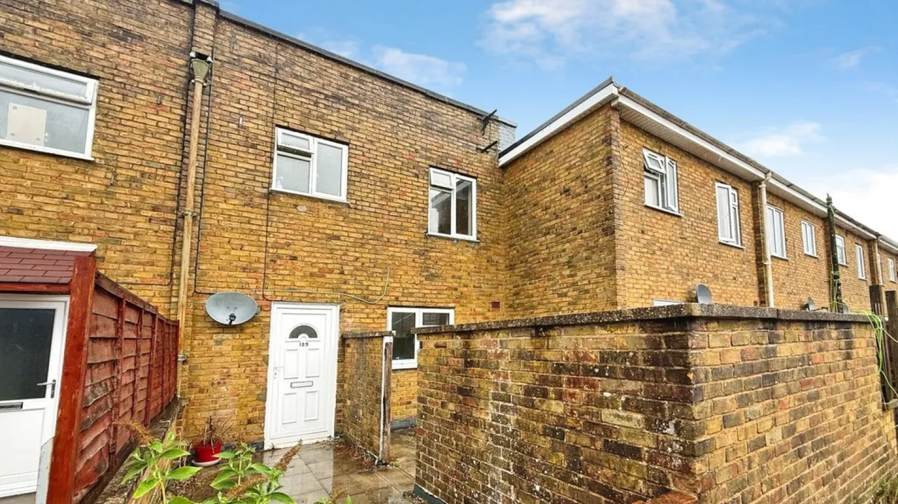 2 bed flat for sale — High Street, Westbury