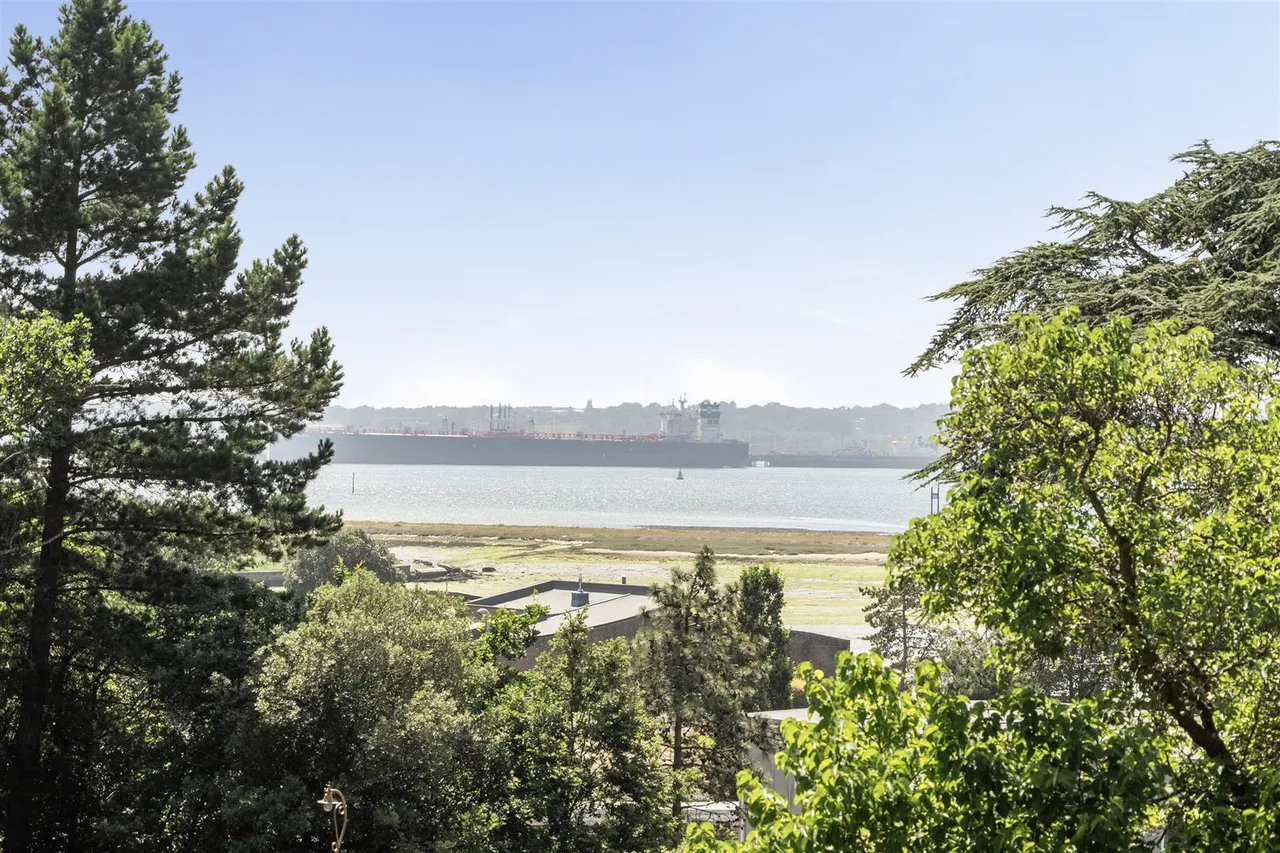 Newtown Road, Warsash, photo 4