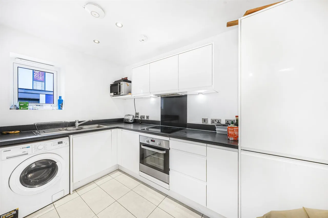 Hickman Avenue, Highams Park, E4 9FU, photo 2