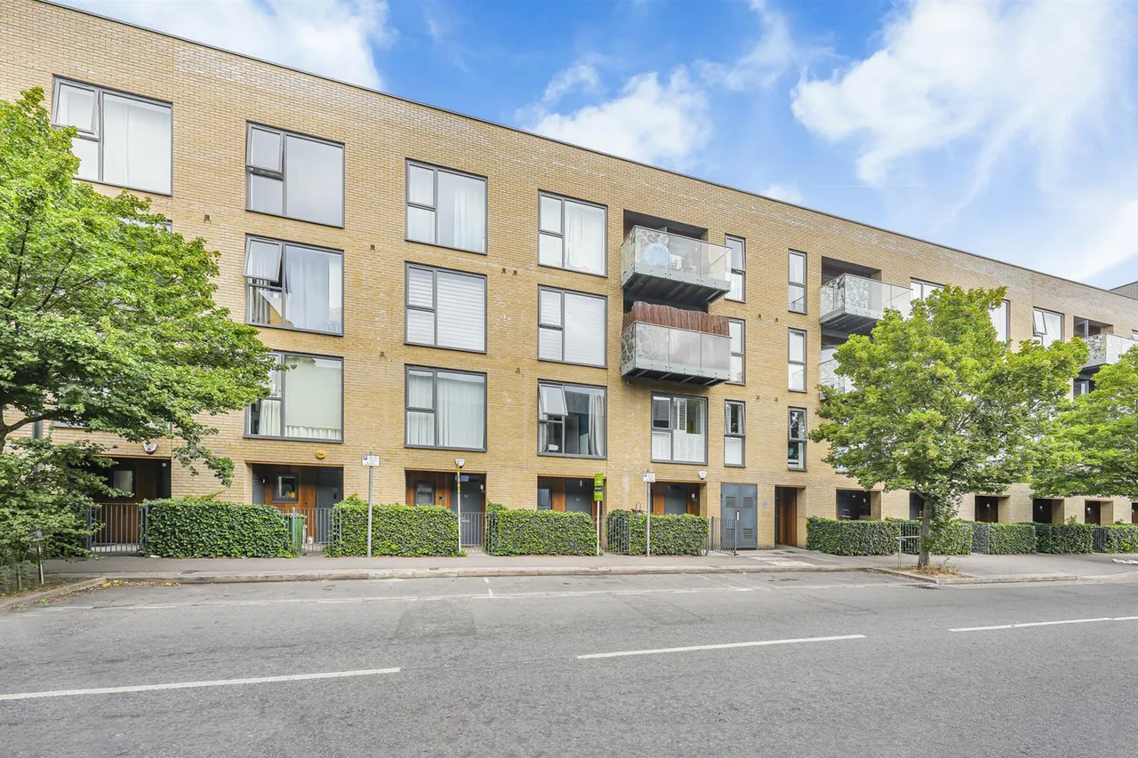 2 bed flat for sale — Hickman Avenue, Highams Park, E4 9FU