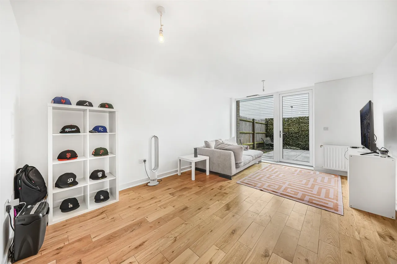 Hickman Avenue, Highams Park, E4 9FU, photo 3
