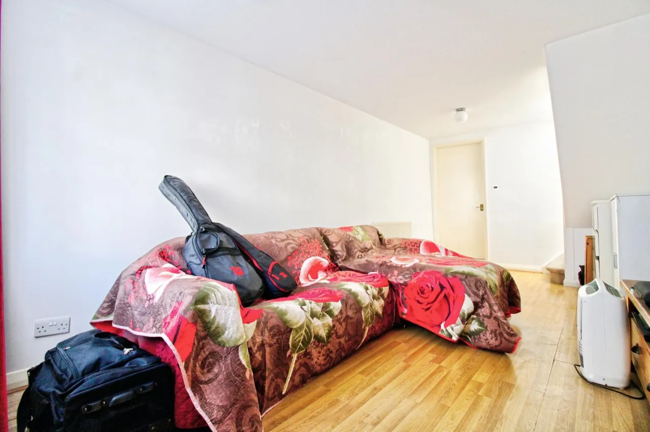 Upminster Road South, Rainham, RM13, photo 6
