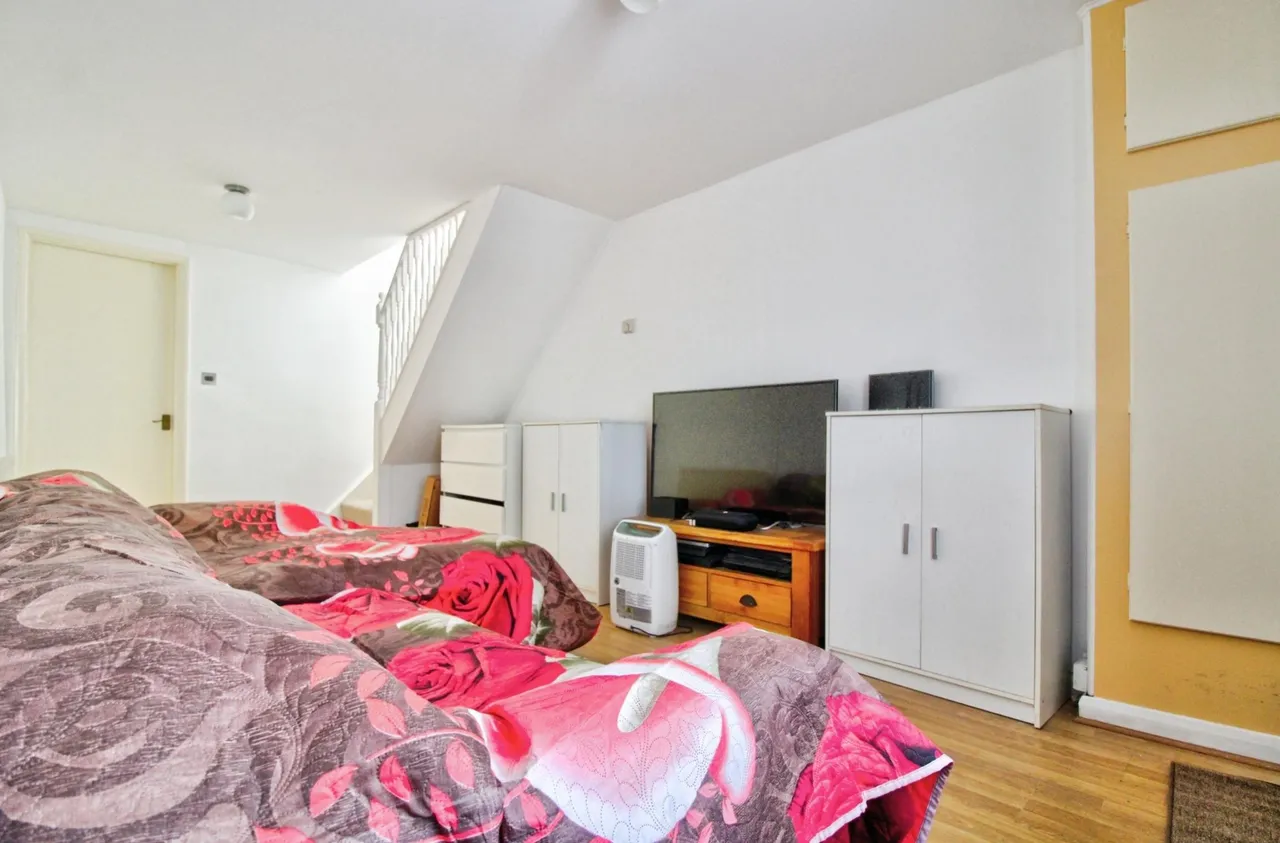Upminster Road South, Rainham, RM13, photo 8