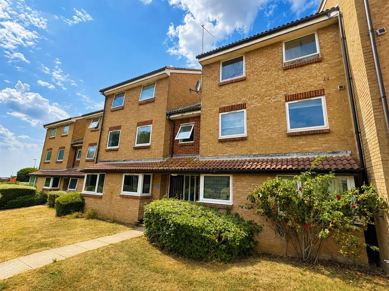 2 bed flat for sale, Lake Drive, Peacehaven