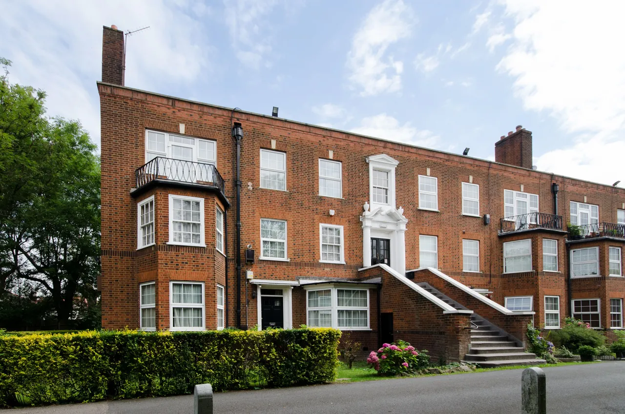 3 bed flat to rent — 4 Hocroft Court, Hendon Way, London