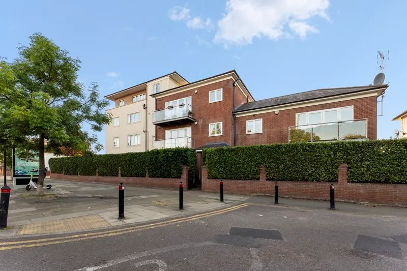 3 bed flat for sale — Astha Court, Kings Avenue, Greenford