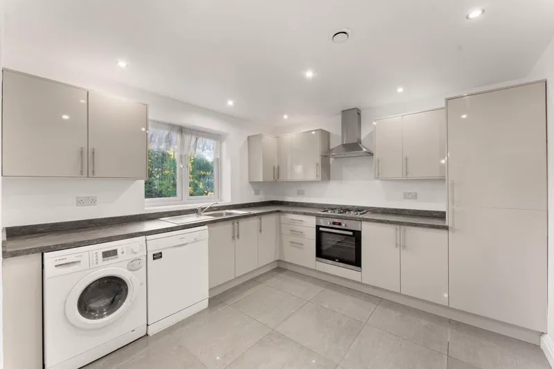 Astha Court, Kings Avenue, Greenford, photo 2