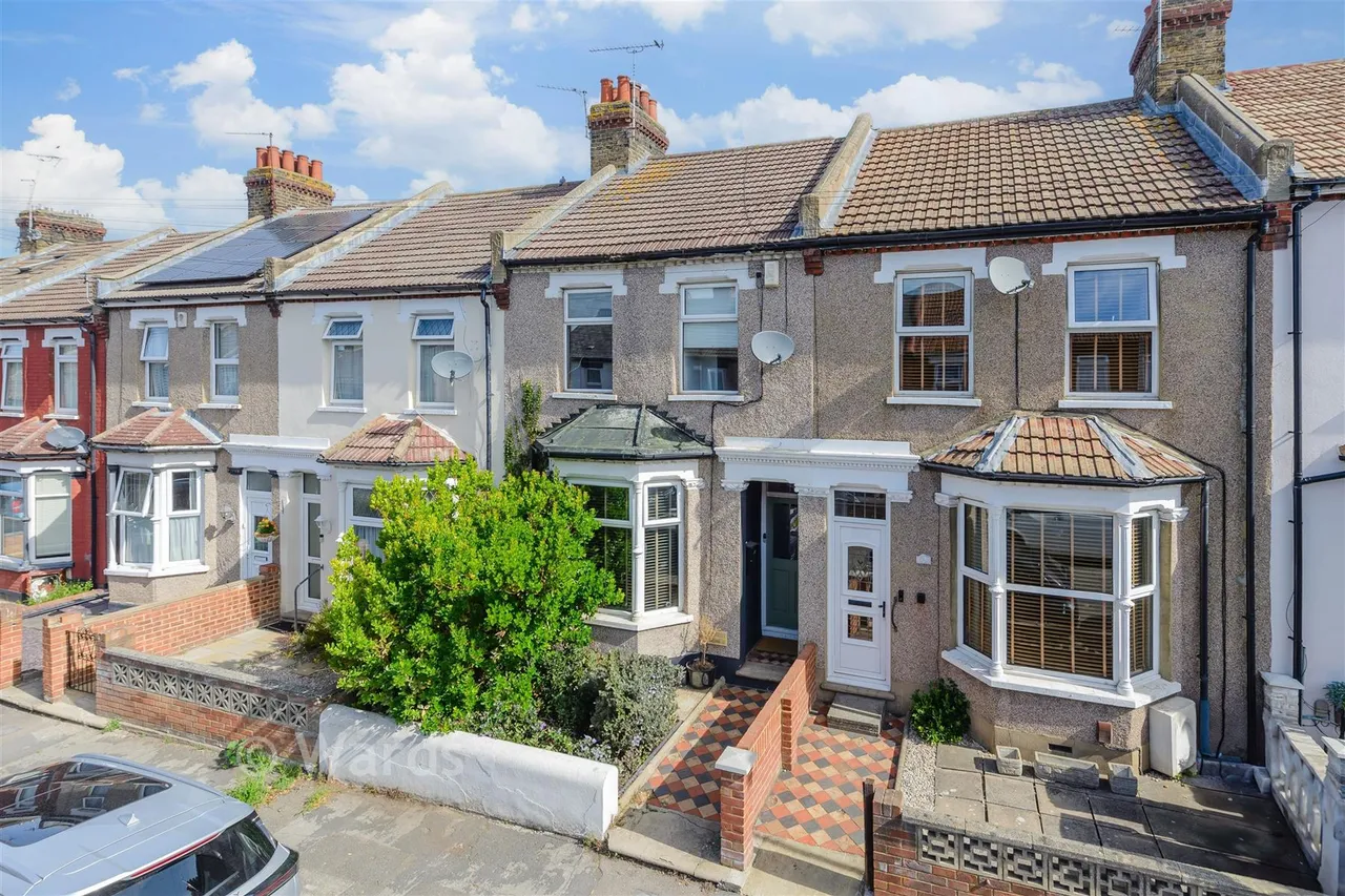 3 bed house for sale, Bartlett Road, Gravesend, DA11