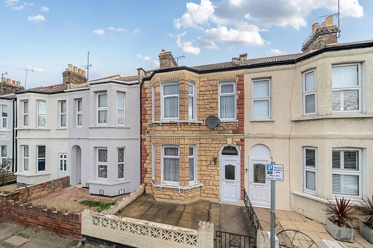 3 bed house for sale — Abbey Road, DA17