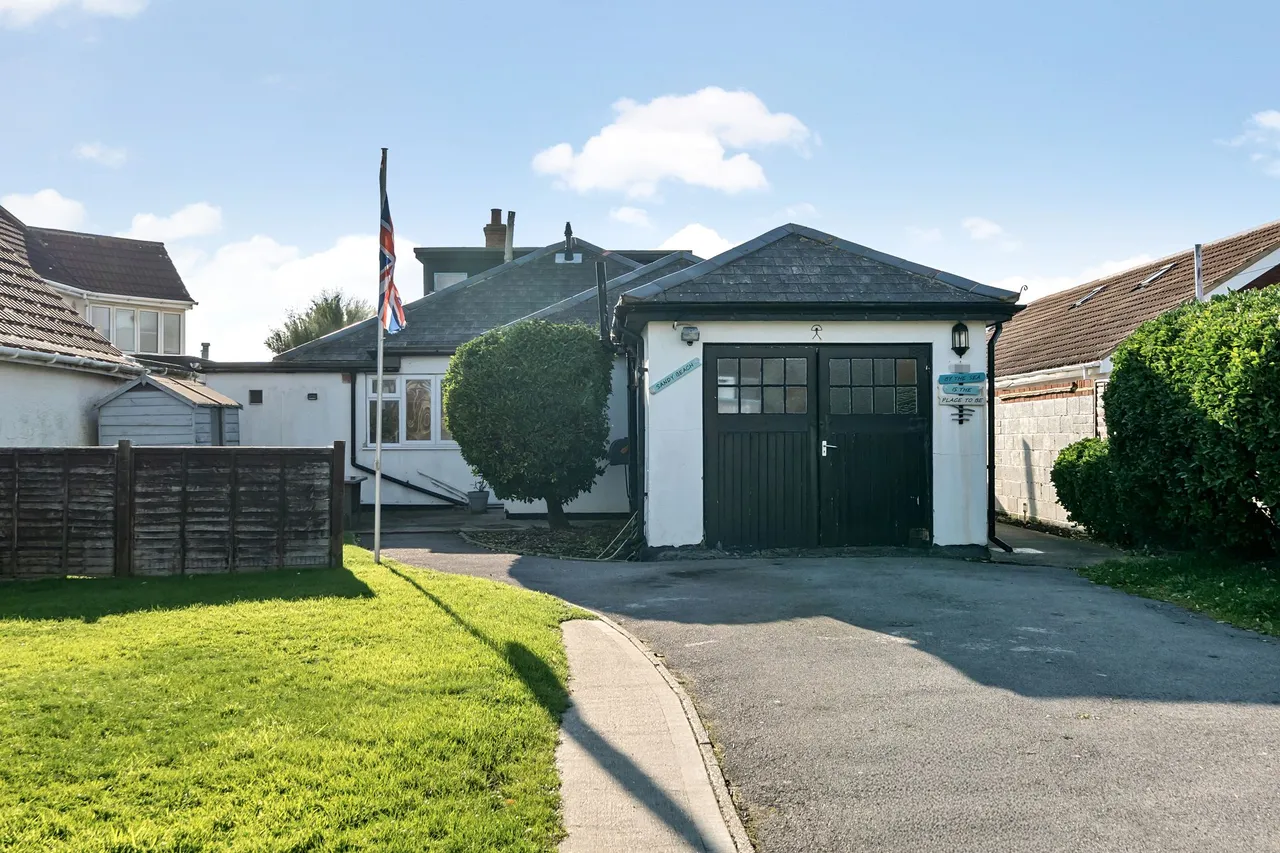 5 bed property for sale, Clayton Road, Selsey, PO20