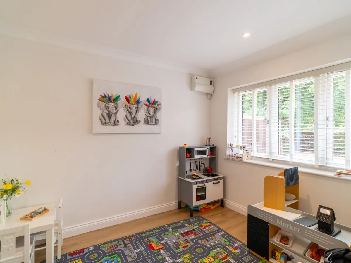 Chequers Lane, RG27, photo 10