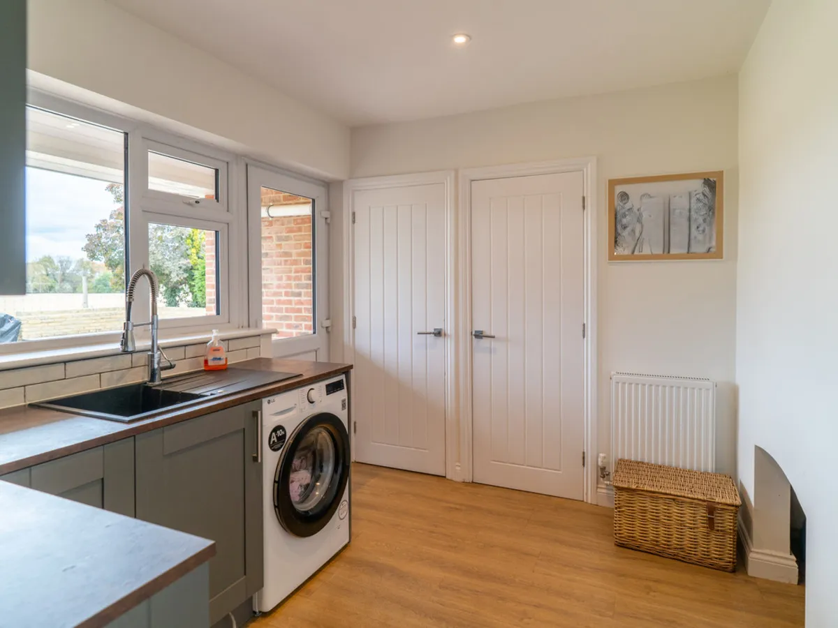 Chequers Lane, RG27, photo 5