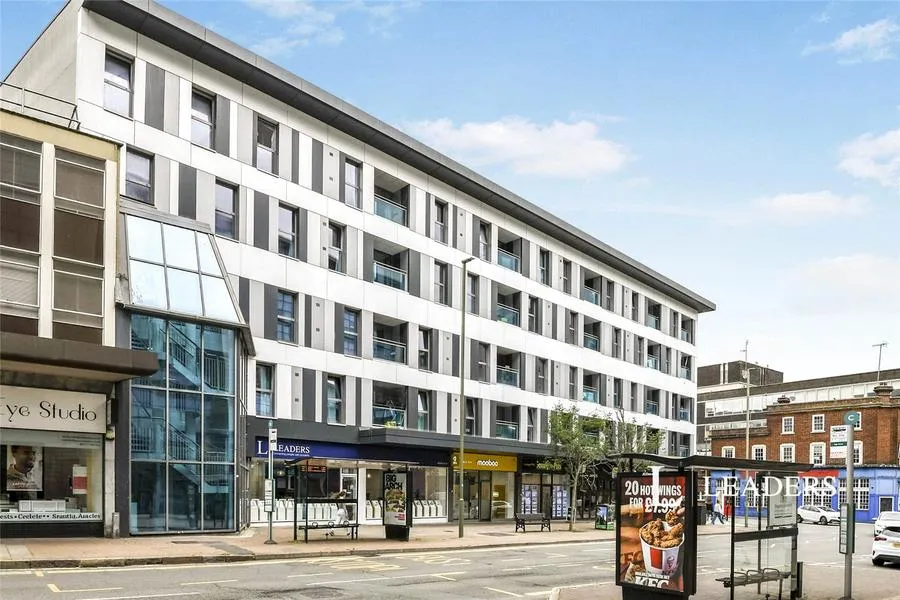 2 bed flat to rent, Cromwell Road, Redhill, RH1