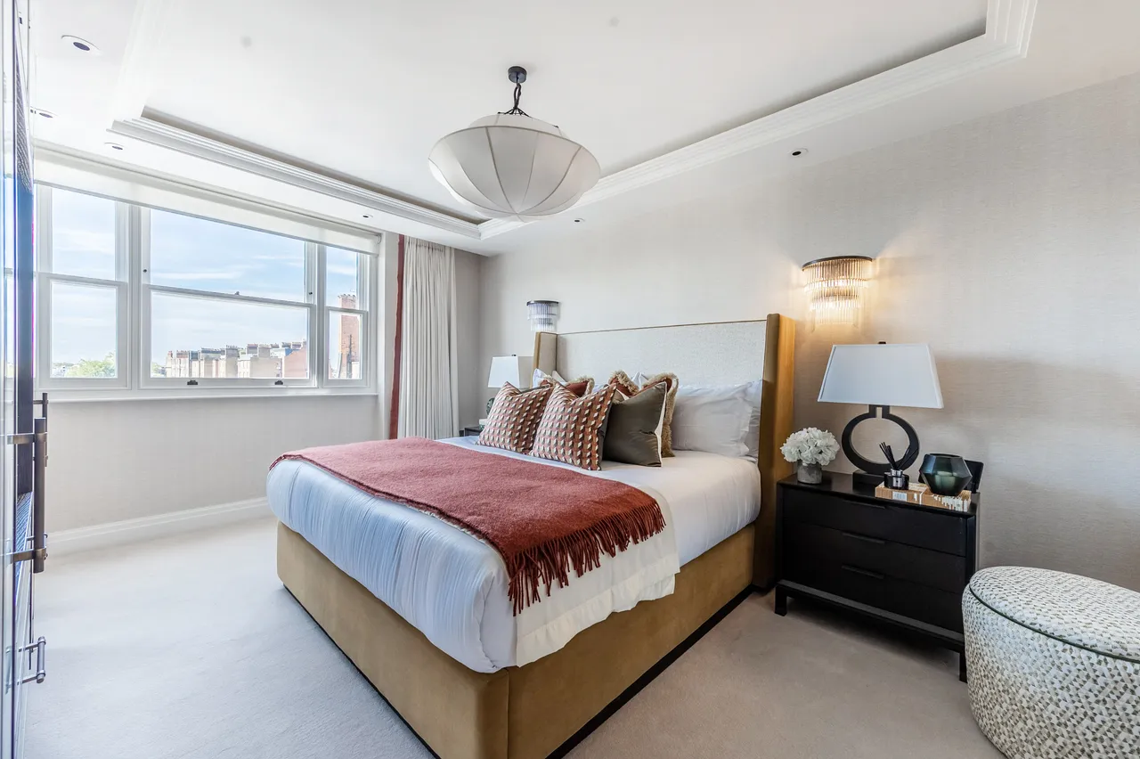 West Penthouse, 21-22 Prince of Wales Terrace, London, photo 2