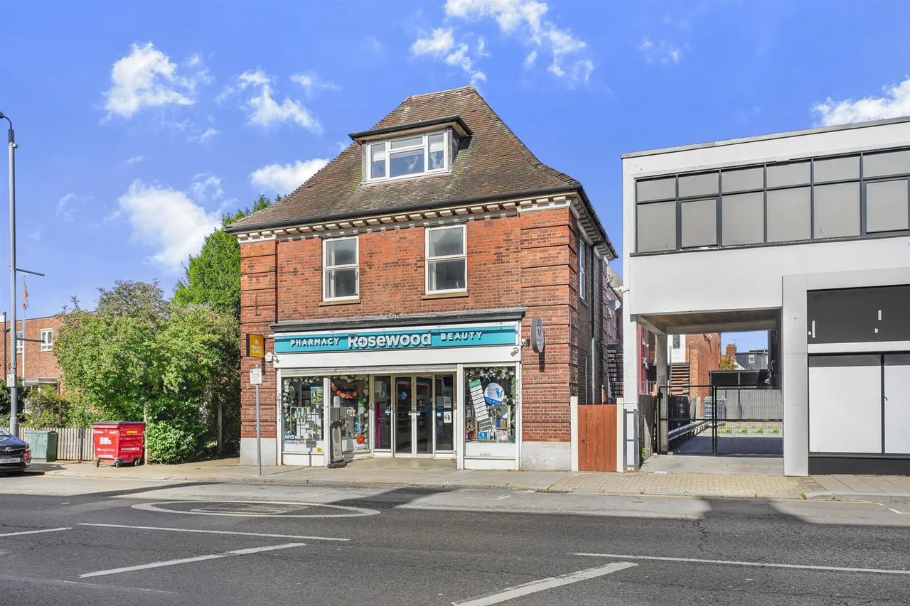2 bed flat for sale, Station Road, North Chingford, E4