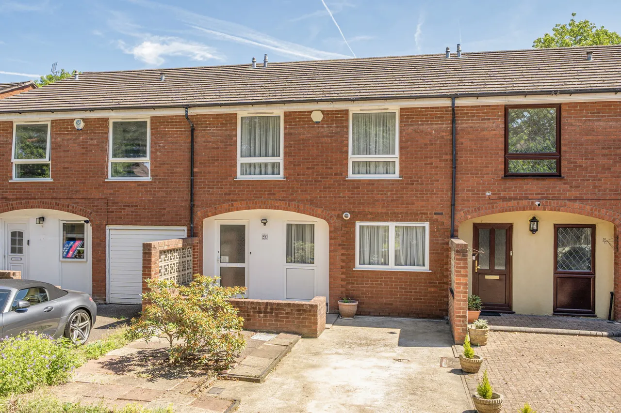 4 bed house for sale, Woodridge Way, Northwood, HA6