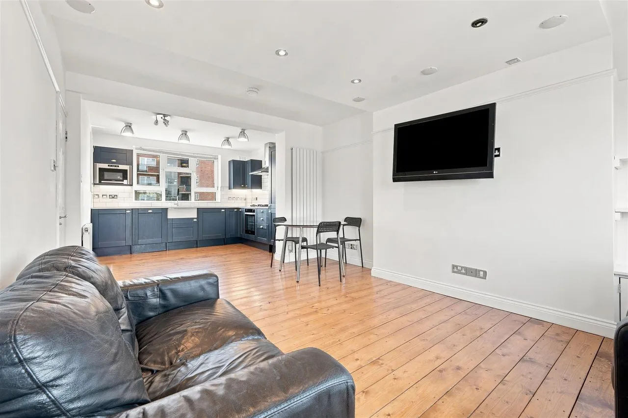 3 bed flat to rent, Queens Drive, London, N4