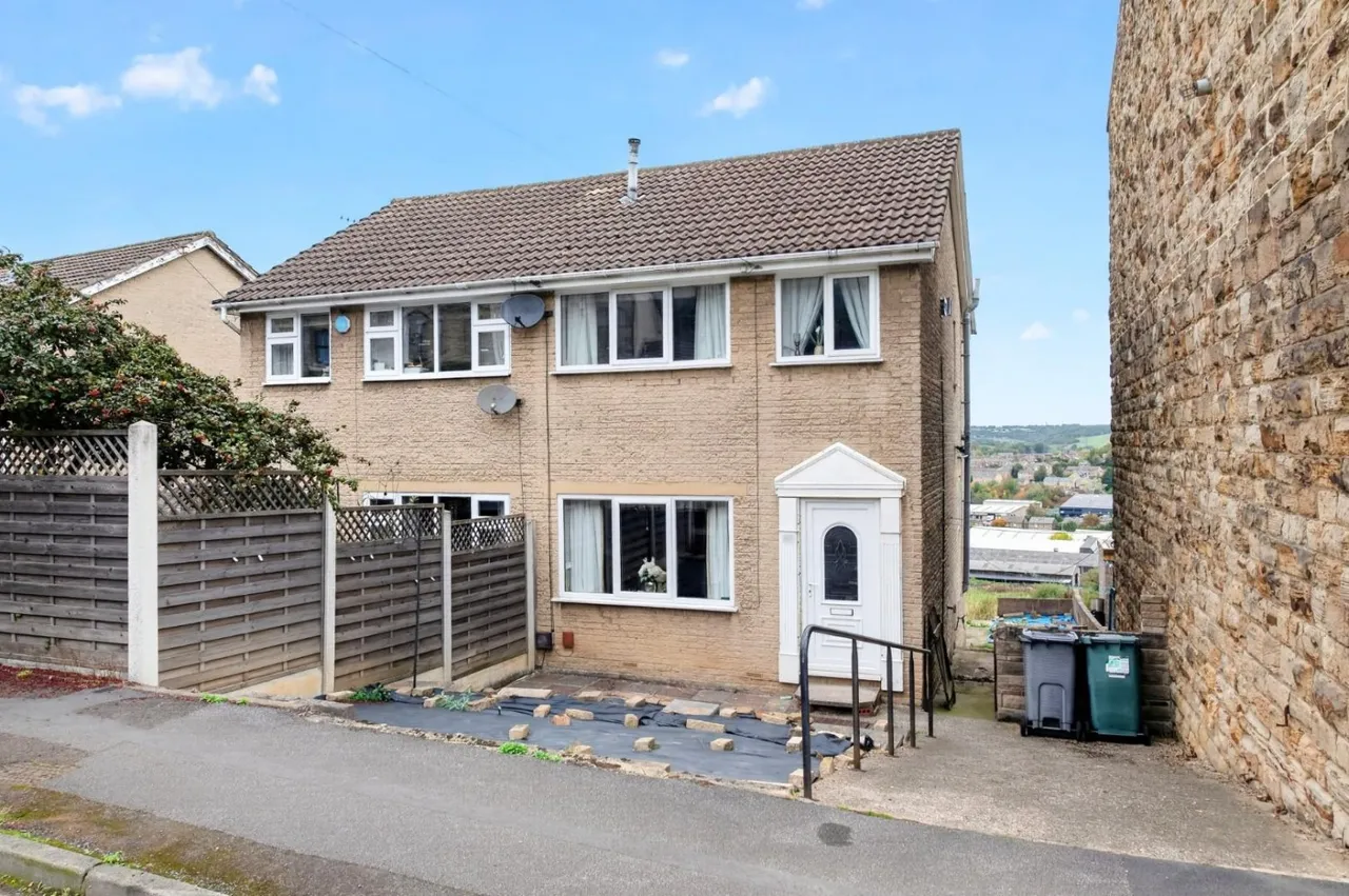 2 bed house for sale, High Street, Batley, WF17