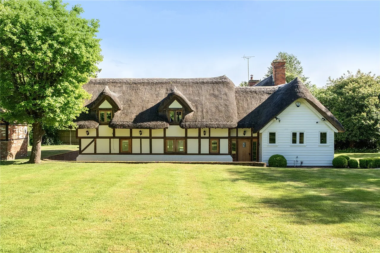 4 bed house for sale — Thatch Cottage, Eversley, Hampshire, RG27 0RP