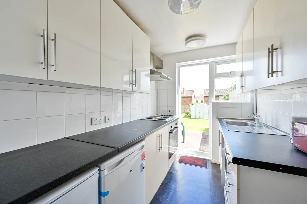 77 Homestall, Guildford, photo 3