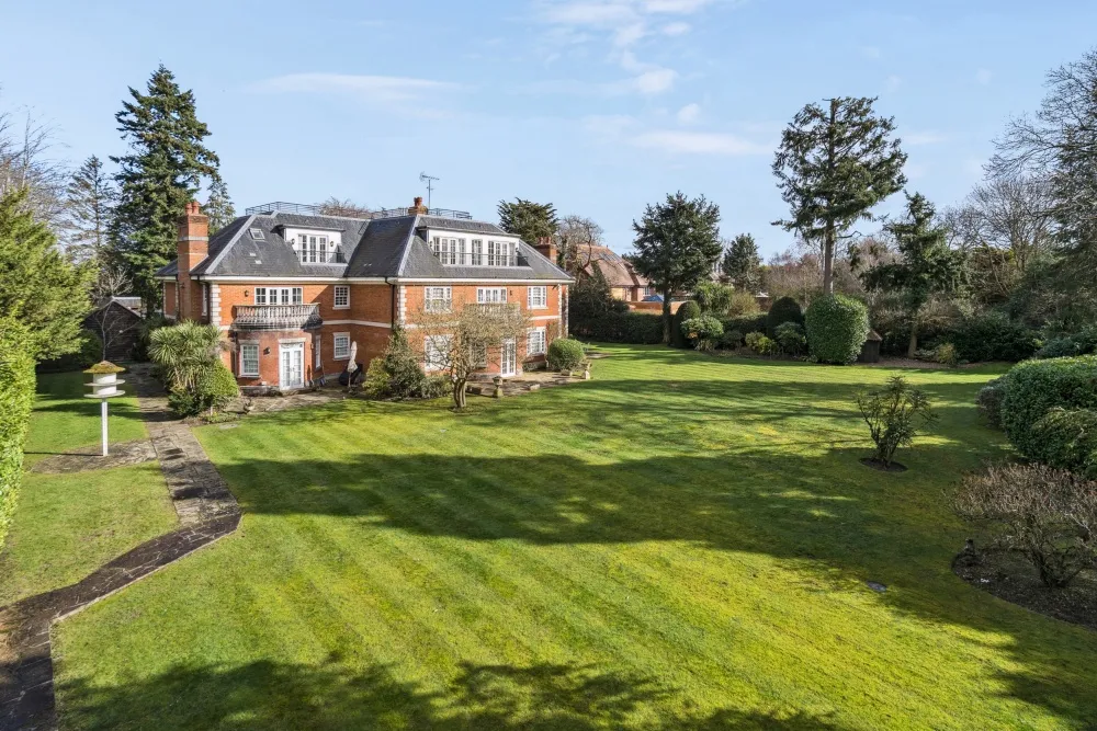 2 bed flat for sale, Grove Road, HP9
