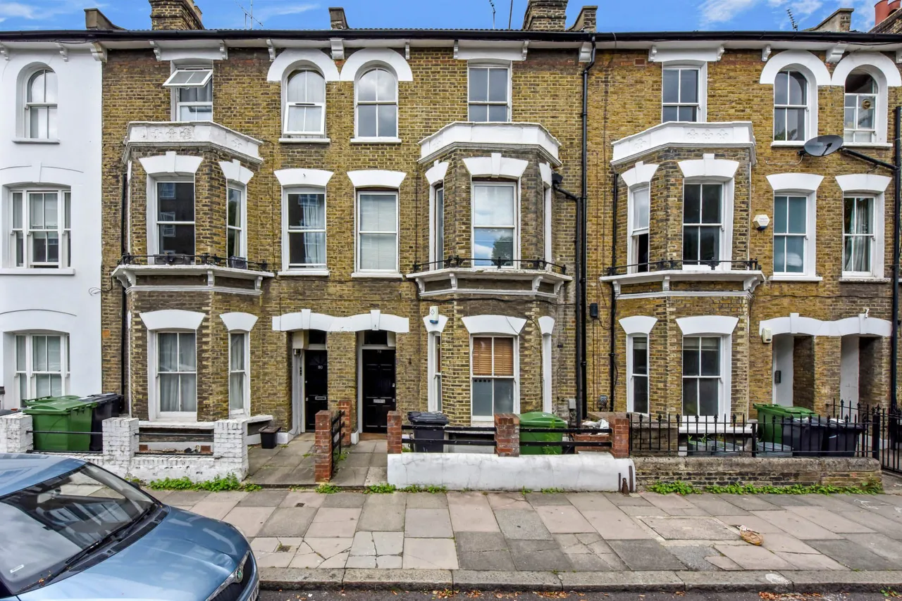 3 bed flat to rent — Top Floor, 78 Meadow Road, London