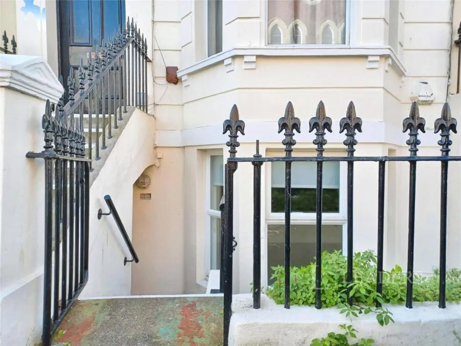 1 bed flat for sale, Ceylon Place, Eastbourne, BN21