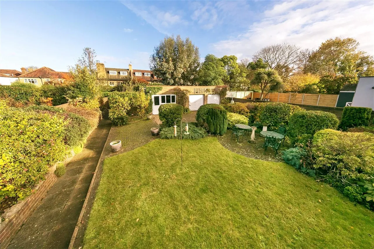 St. Albans Gardens, Teddington, TW11, photo 5