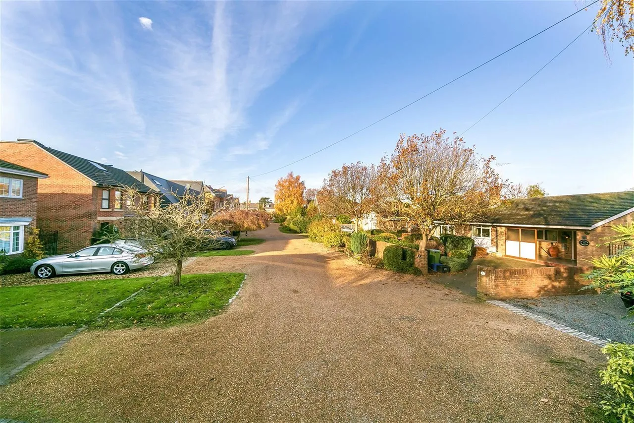 St. Albans Gardens, Teddington, TW11, photo 8