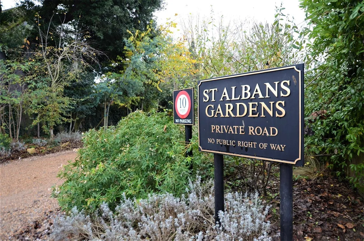 St. Albans Gardens, Teddington, TW11, photo 2