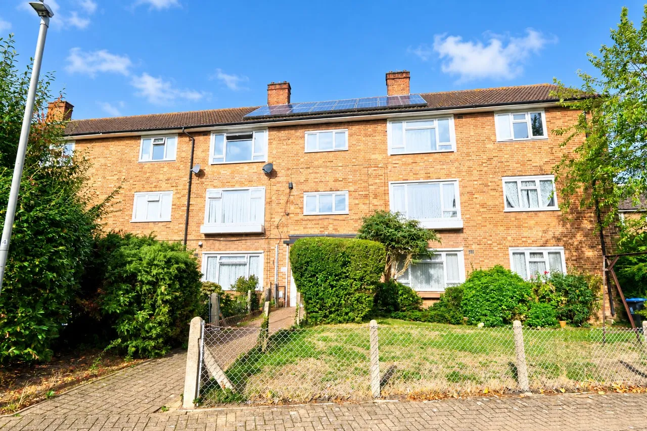 2 bed flat to rent, North Orbital Road, Uxbridge, UB9