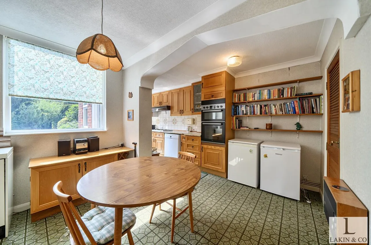 Swakeleys Road, Ickenham, UB10 8DH, photo 4