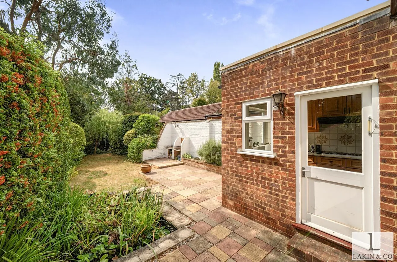 Swakeleys Road, Ickenham, UB10 8DH, photo 14