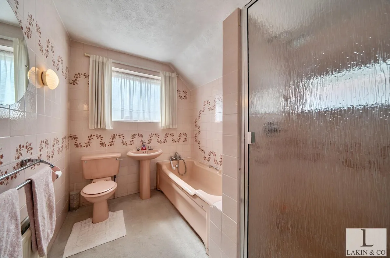 Swakeleys Road, Ickenham, UB10 8DH, photo 13