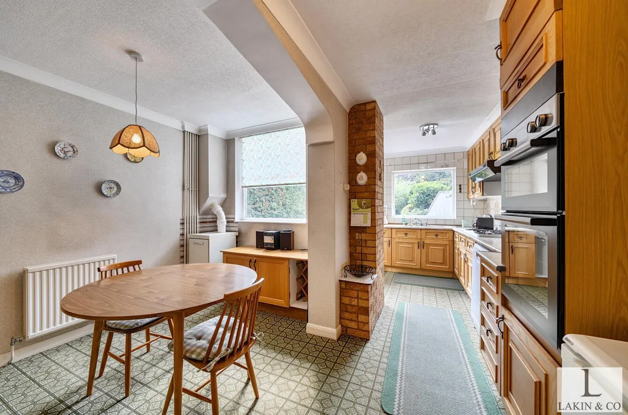 Swakeleys Road, Ickenham, UB10 8DH, photo 5