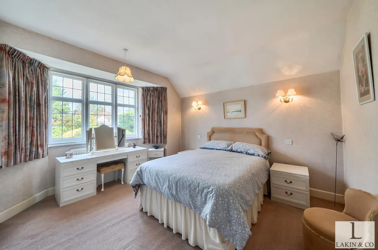 Swakeleys Road, Ickenham, UB10 8DH, photo 9