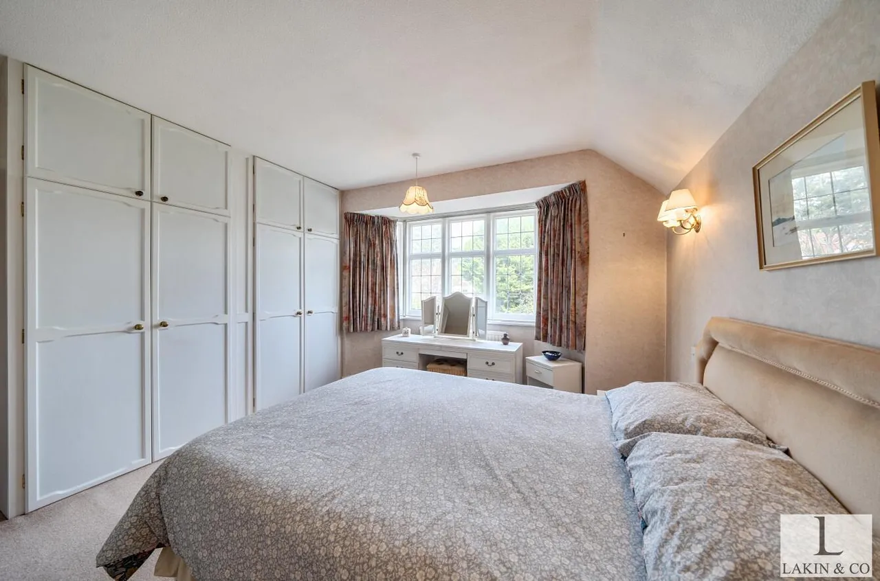 Swakeleys Road, Ickenham, UB10 8DH, photo 10