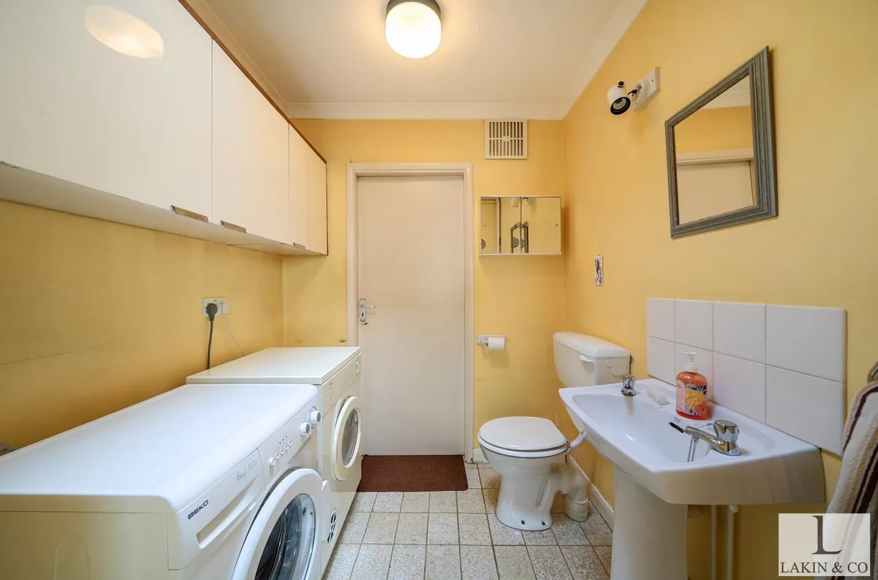 Swakeleys Road, Ickenham, UB10 8DH, photo 7