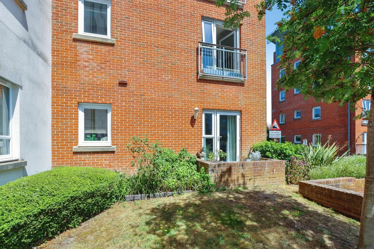 Avenel Way, Poole, BH15, photo 17