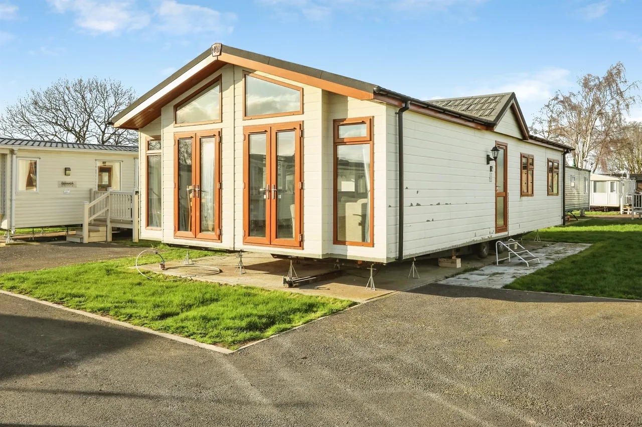 3 bed park home for sale — Manor House, Church Laneham, Retford