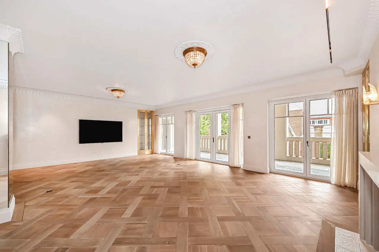 4 bed flat to rent, Palace Green, Kensington, W8