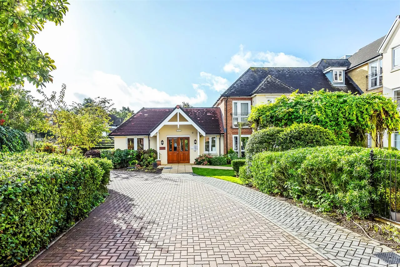 Kingston Avenue, Leatherhead, KT22, photo 14