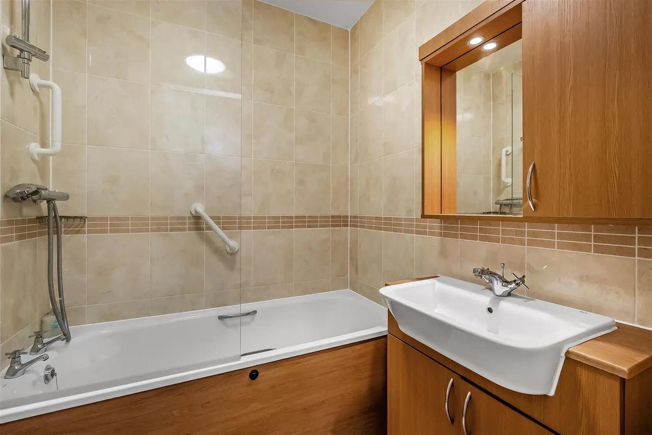 Kingston Avenue, Leatherhead, KT22, photo 8