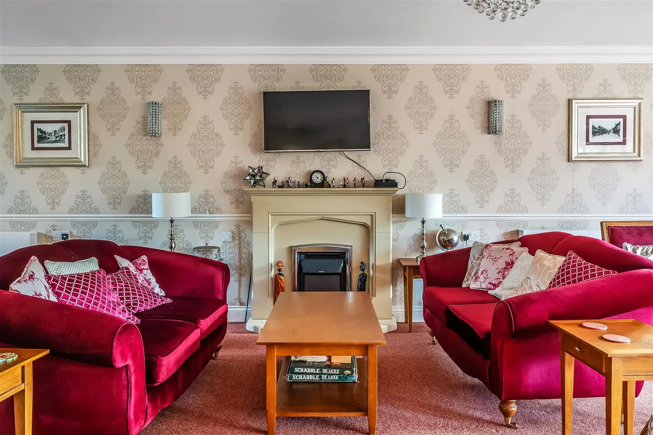 Kingston Avenue, Leatherhead, KT22, photo 9