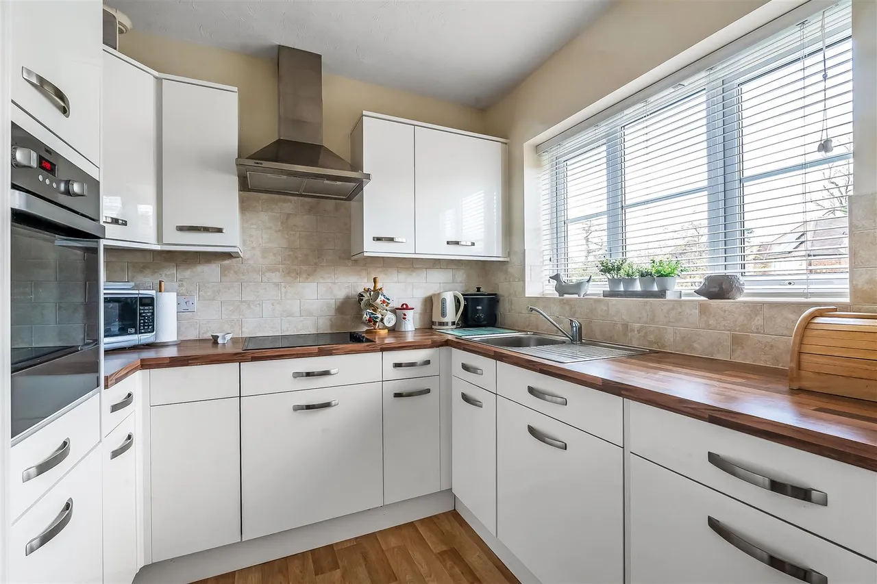 Kingston Avenue, Leatherhead, KT22, photo 4