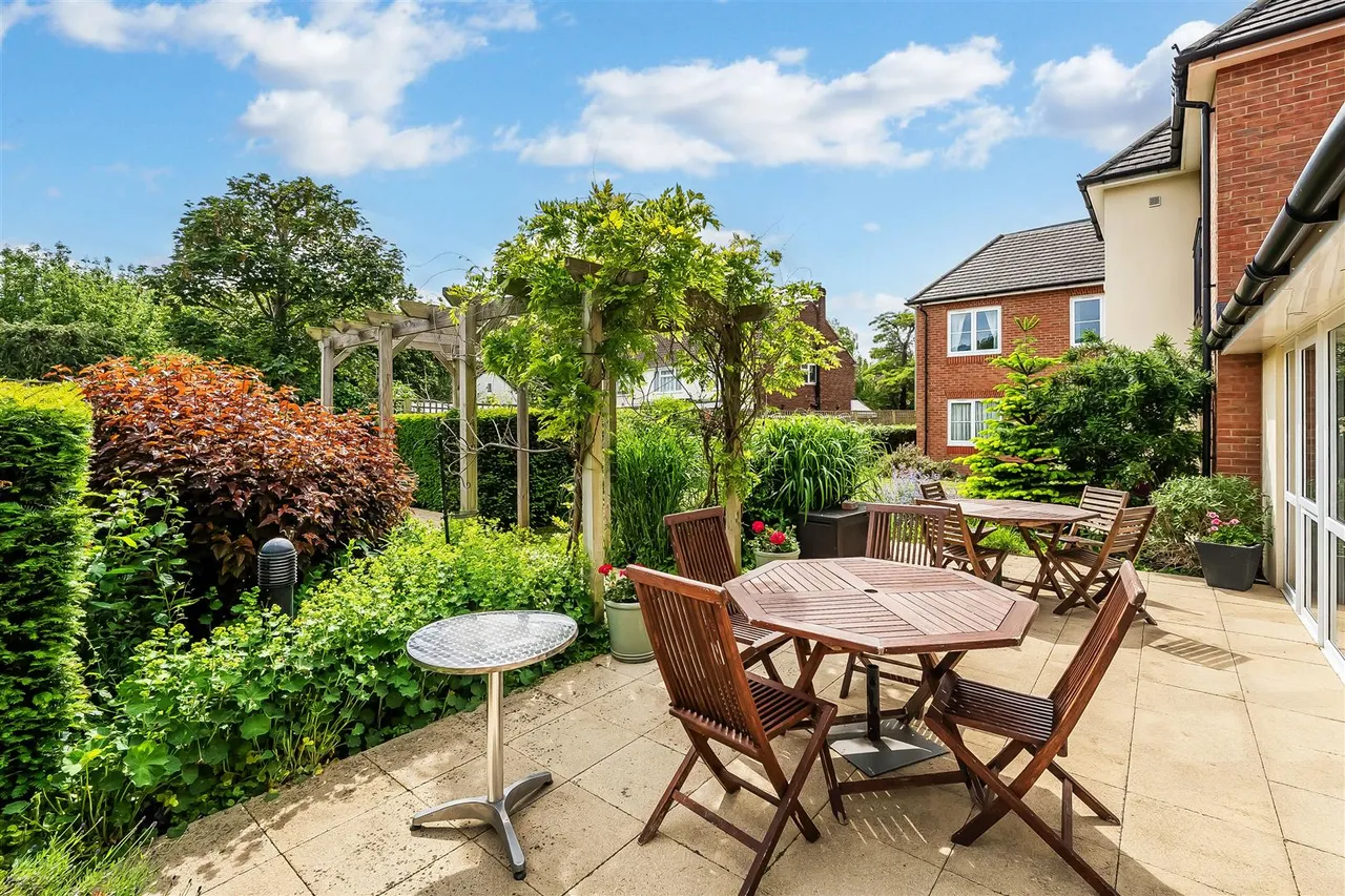 Kingston Avenue, Leatherhead, KT22, photo 11