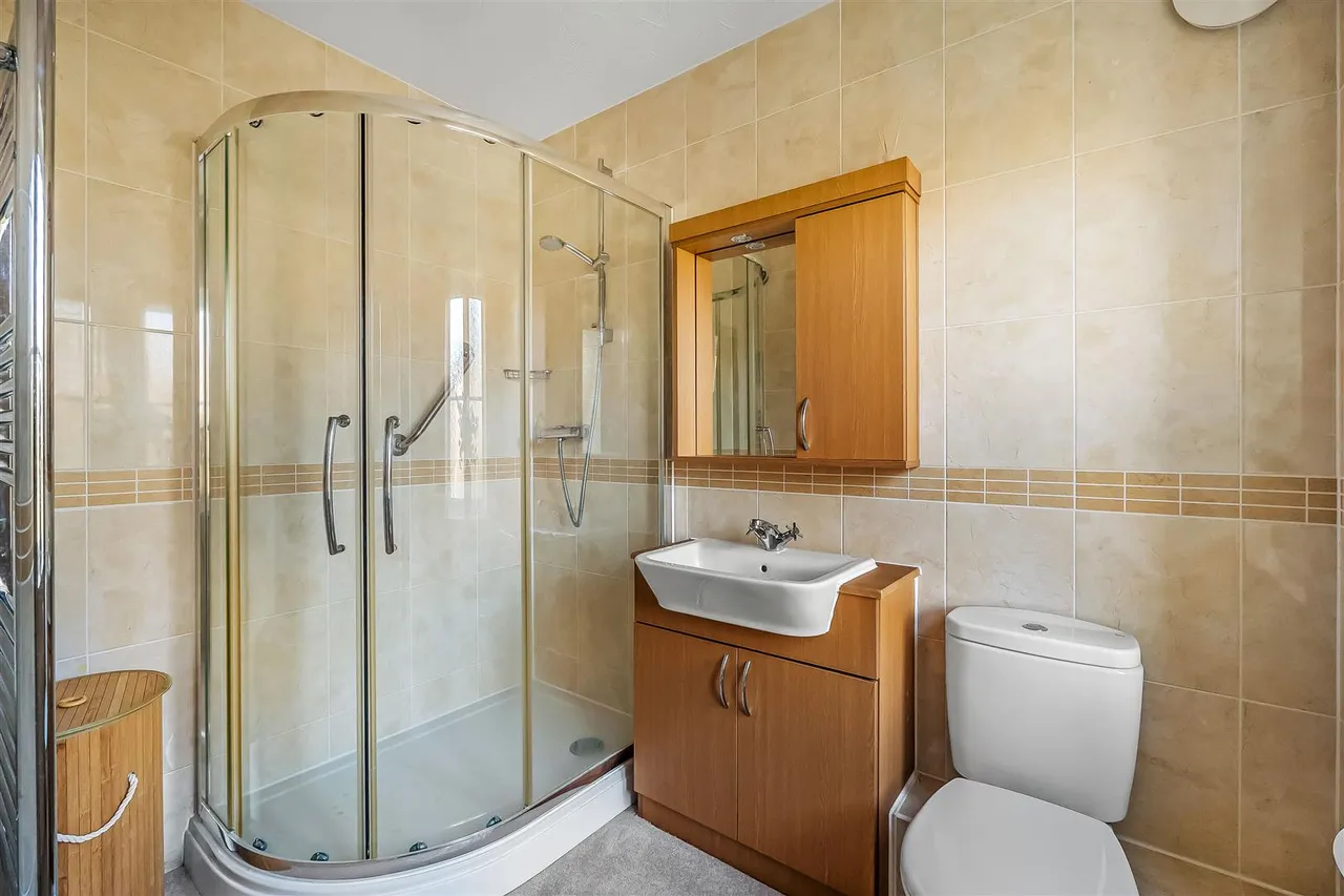 Kingston Avenue, Leatherhead, KT22, photo 6